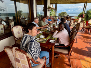 Ontbijt buiten Mweya Safari Lodges